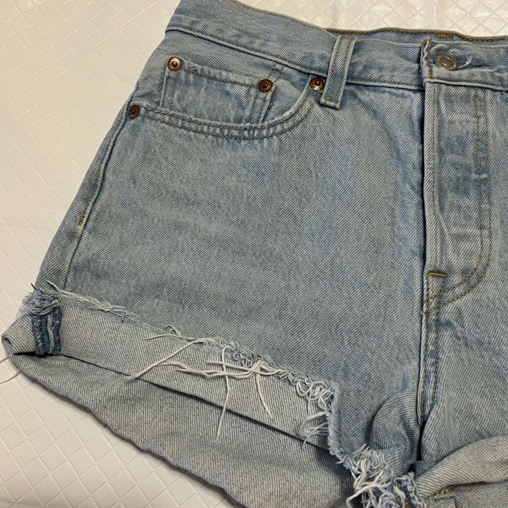 Levi’s Wedgie Jean Shorts Cutoffs Raw Hem Light Wash Button Fly Premium Size 28 - Picture 5 of 15